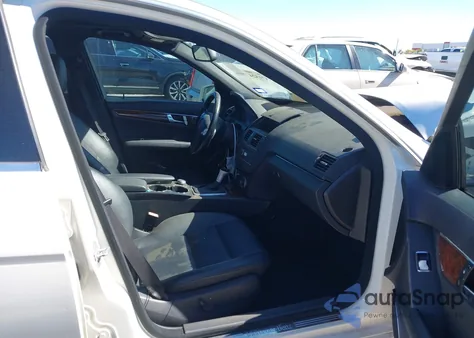 2011 Mercedes-Benz C 300 Luxury/Sport z USA, uszkodzony, nr VIN WDDGF5EB2BA420933